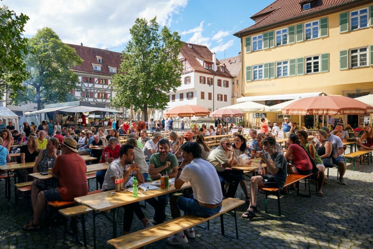 Menschen auf einer Veranstaltung am Hafenmarkt.