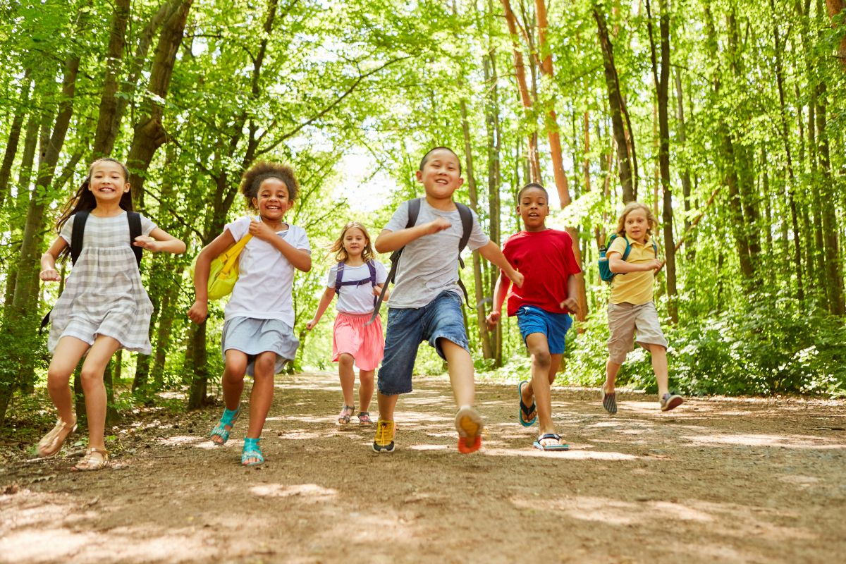 Kinder Kinder rennen im Wald