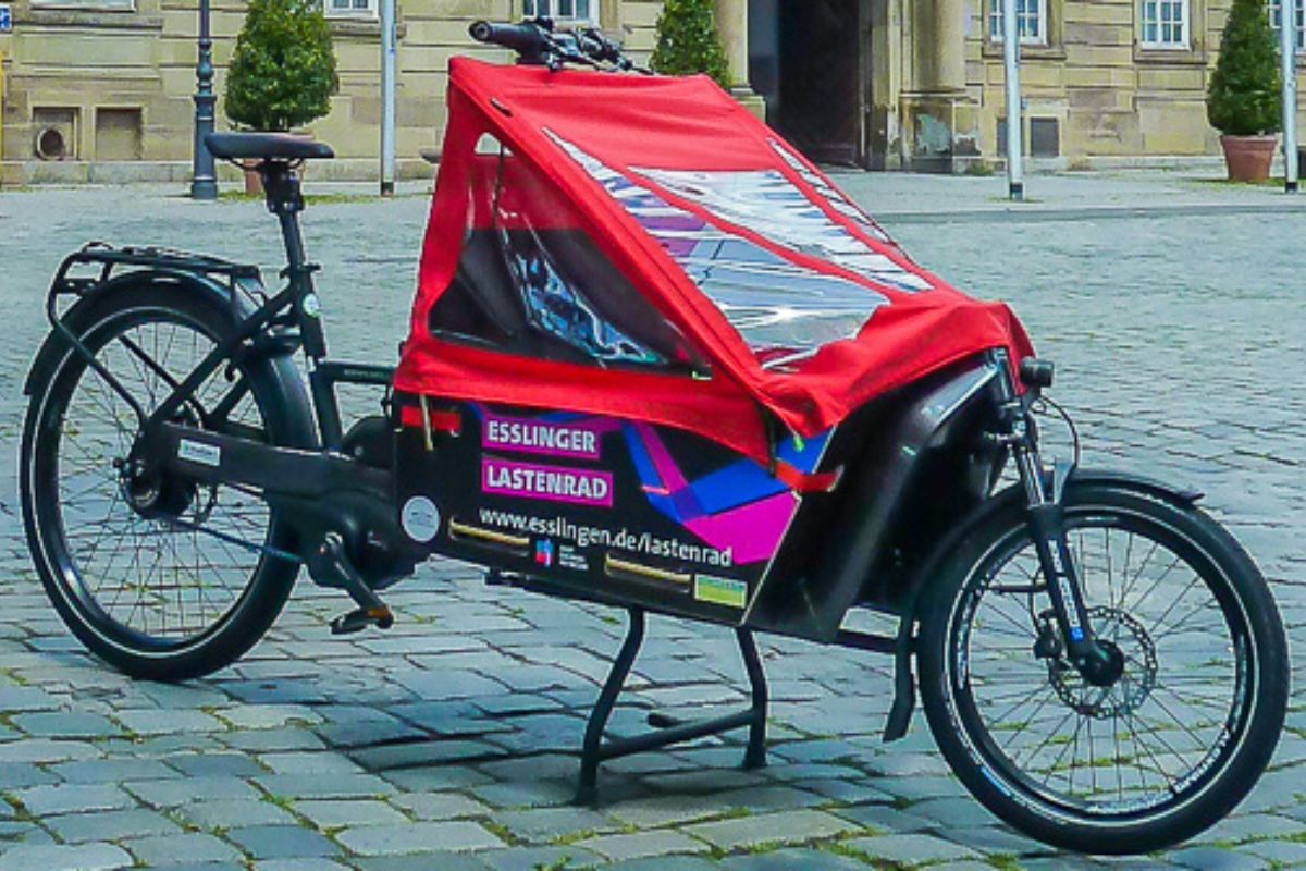 Esslinger Lastenrad Das Esslinger Lastenrad steht auf dem Kopfsteinpflaster vor dem Neuen Rathaus