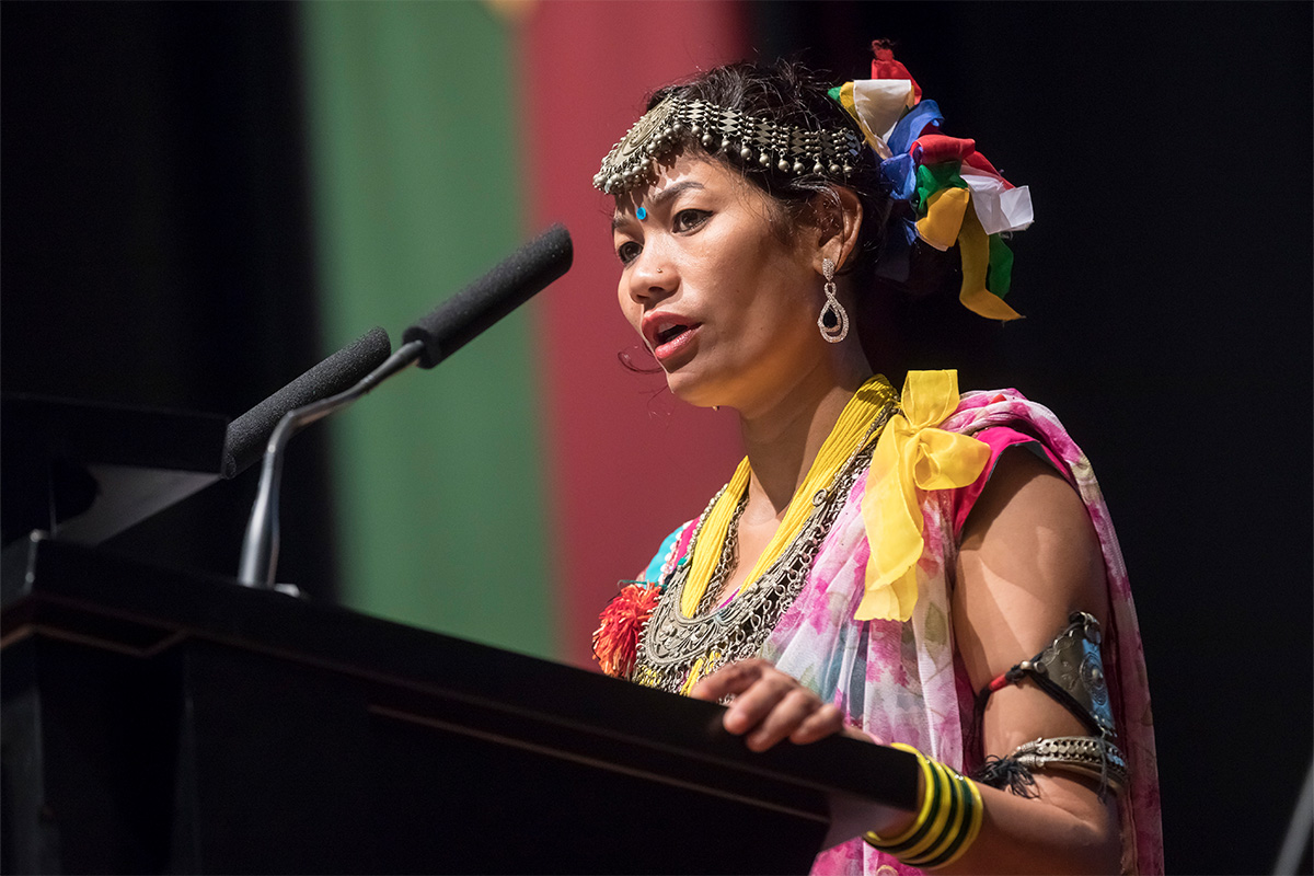 Preisträgerin Urmila Chaudhary © Stadt Esslingen am Neckar Frau in farbenfroher Kleidung und auffälligem Silberschmuck auf dem Kopf, um den Hals und am Oberarm spricht am Rednerpult in ein Mikrofon