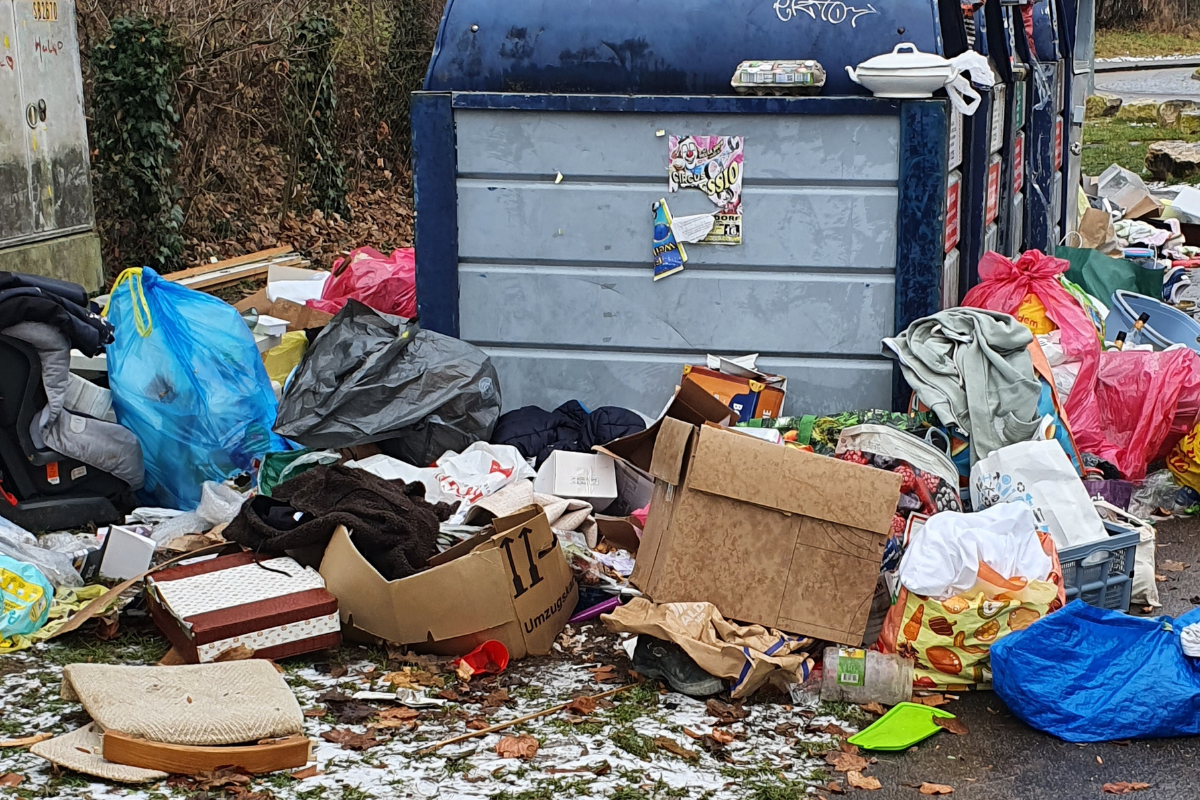 Müllberg Müllberge vor Glascontainer