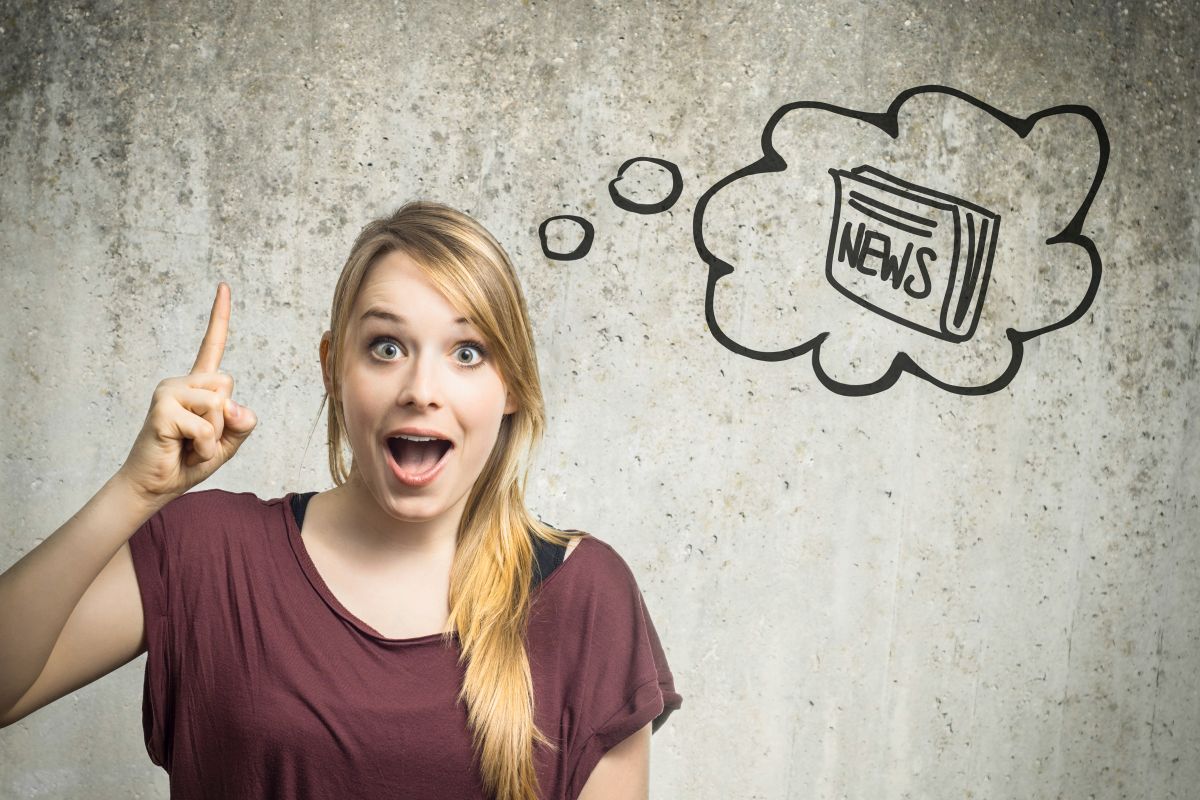 Stadtnachrichten Junge Frau freut sich auf die nächsten News