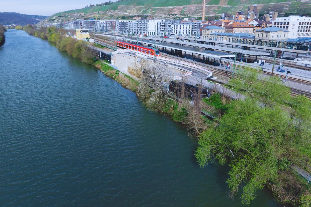 Bauarbeiten am künftigen Neckaruferpark Blick auf die Baustelle des Neckaruferparks aus der Luft, im Vordergrund der Neckar, im Hintergrund die Bahngleise