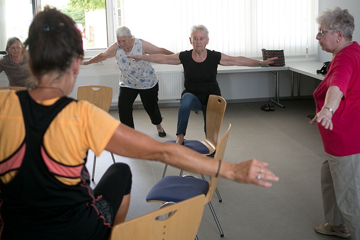 Bewegungstreff Gymnastik mit älteren Menschen.