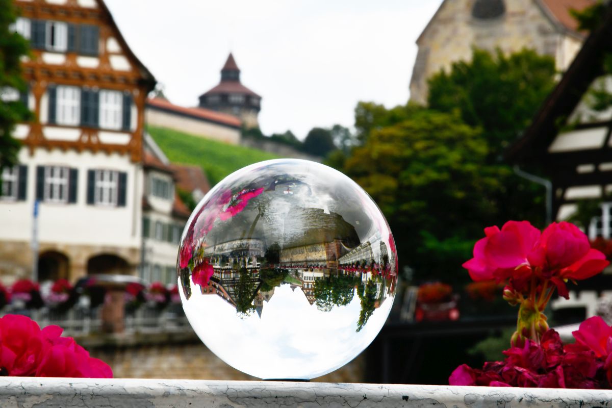Spiegelung Spiegelung in einer Kugel - der Dicke Turm im Hintergrund