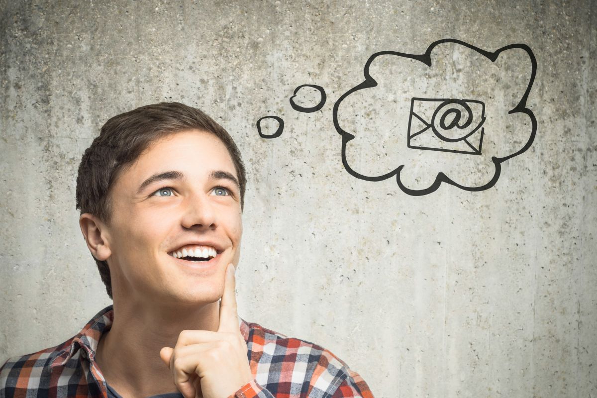 Newsletter Junger Mann freut sich auf das nächste Newsletter