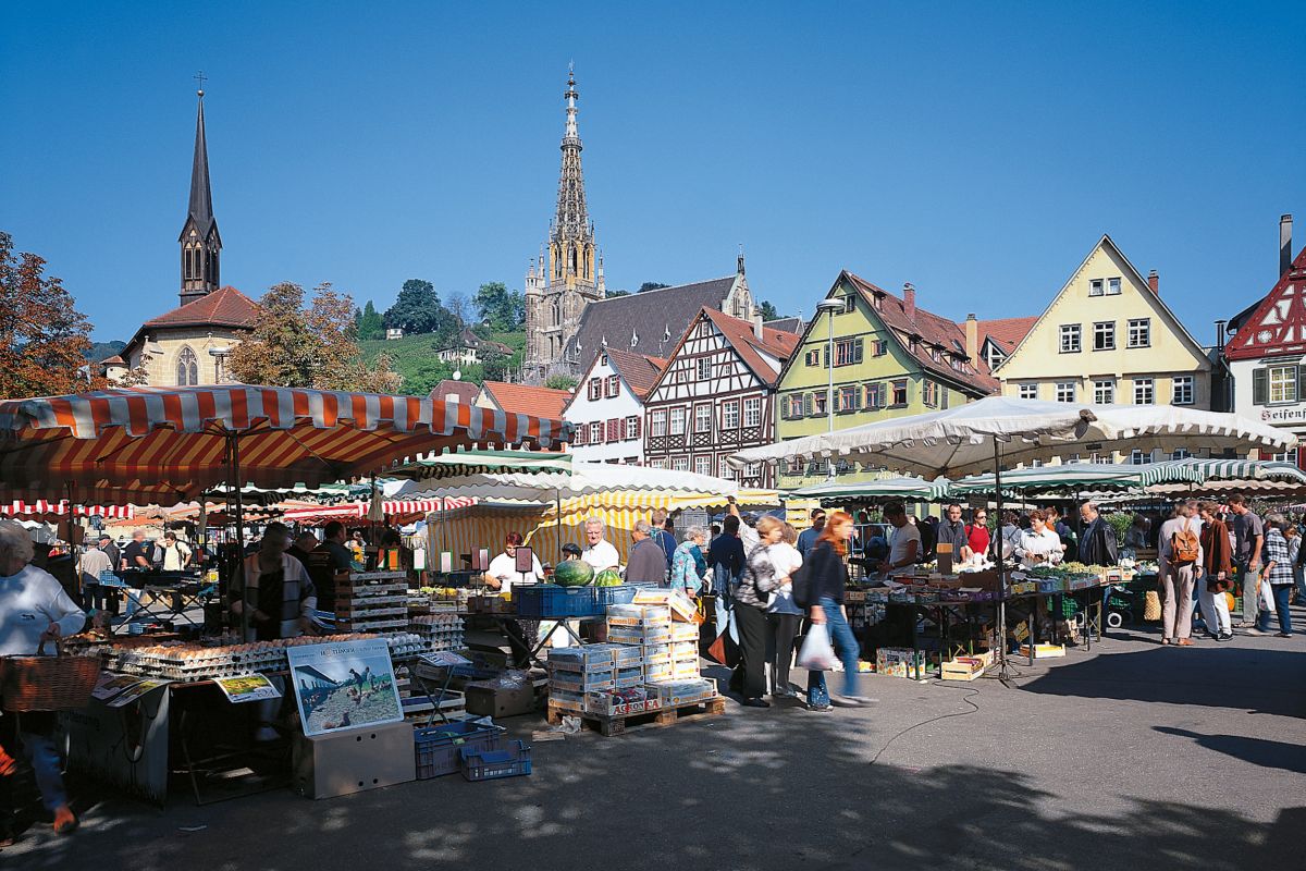 Wochenmarkt auf dem Esslinger Marktplatz Wochenmarkt auf dem Esslinger Marktplatz