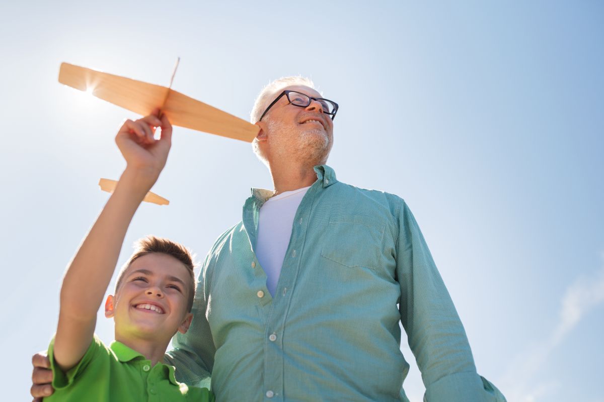 Älterer Herr und Kind mit Holzflugzeug ©lev dolgachov / fotolia.com Älterer Herr und Kind mit Holzflugzeug