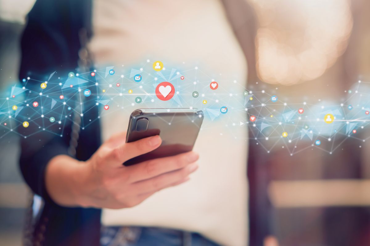 Social Media Frau mit Smartphone