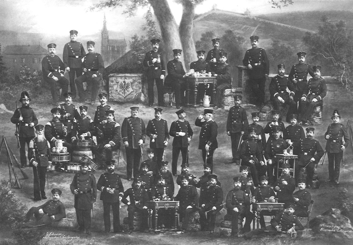 Fotomontage aus dem Jahr 1898 der 4. Kompanie mit Gewehr und Degen ©Feuerwehr Esslingen a.N. Organisation in der Anfangszeit