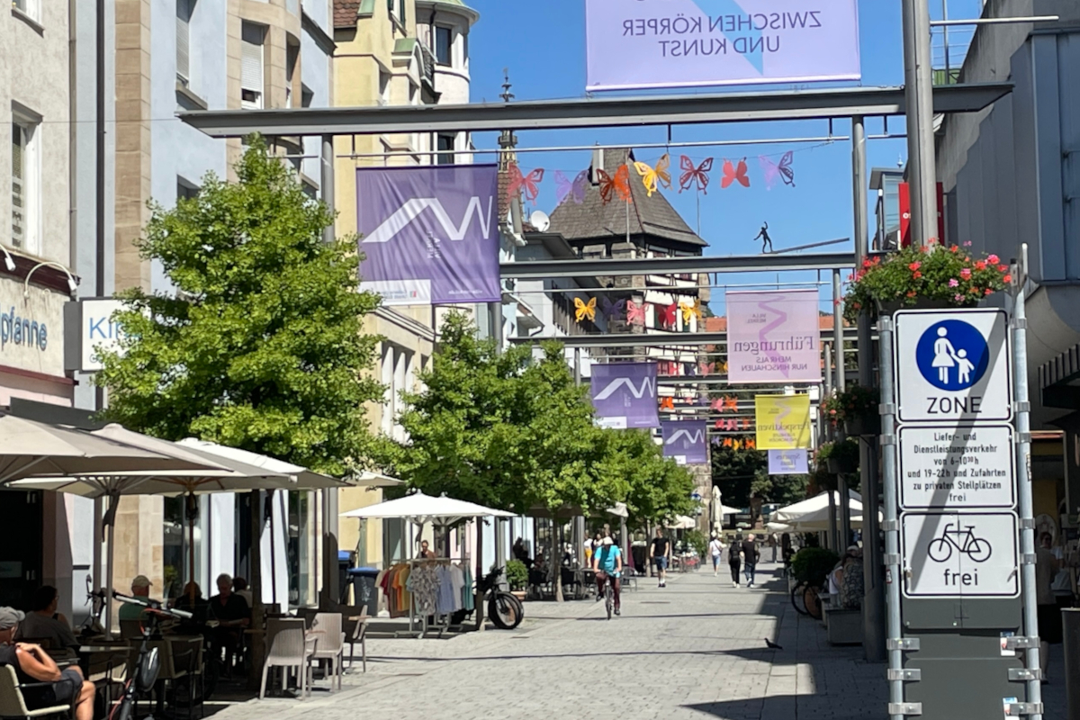 Fußgängerzone in der Bahnhofstraße Blick in die Bahnhofstraße in Richtung Marktplatz, links ist der Schelztorturm im Hintergrund zu sehen