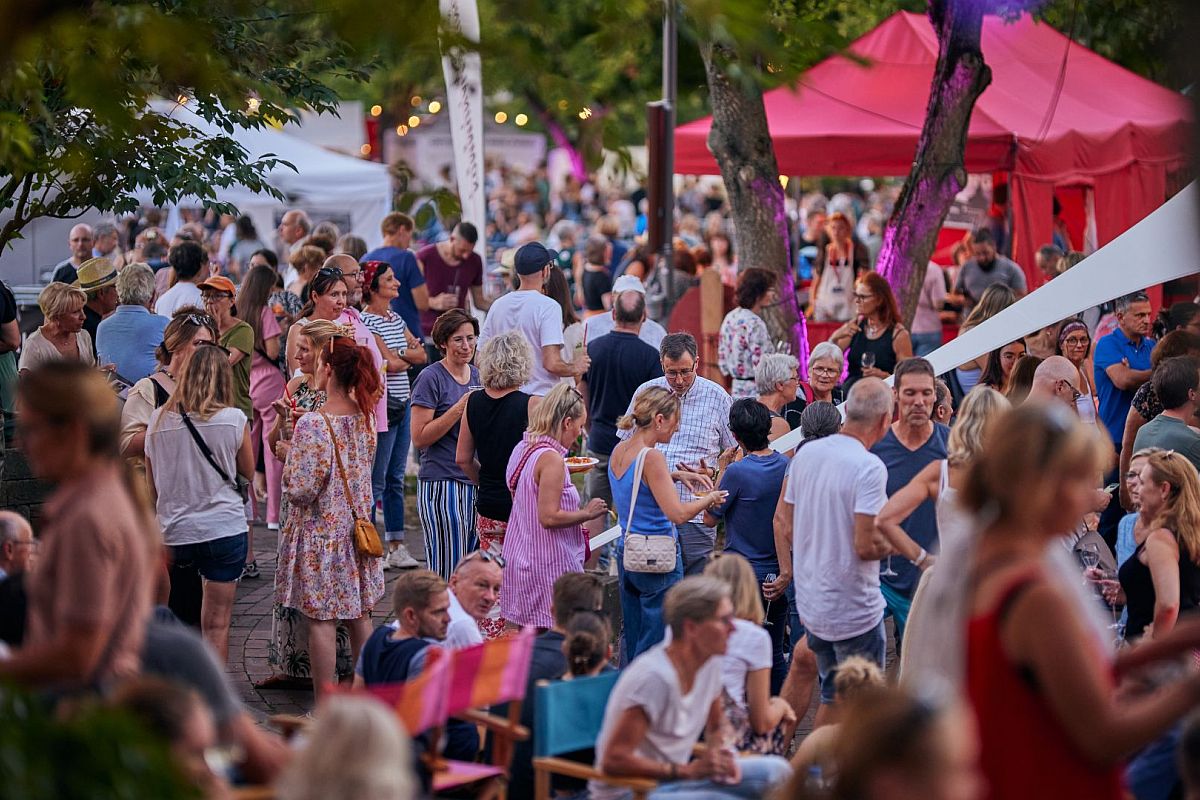 Menschenmenge feiert im Sommer im Freien