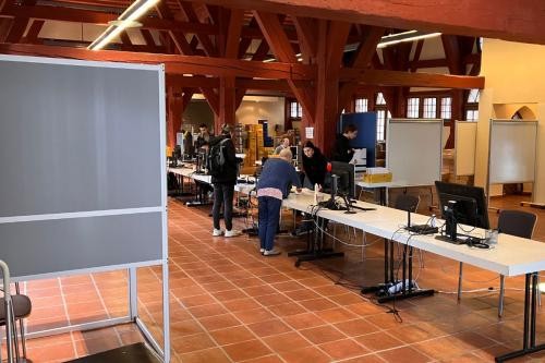 Briefwahlstelle im Alten Rathaus mit Wahlkabinen