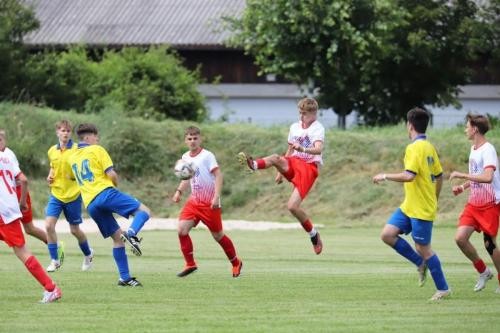 Jugendliche spielen auf grünem Rasen Fußball