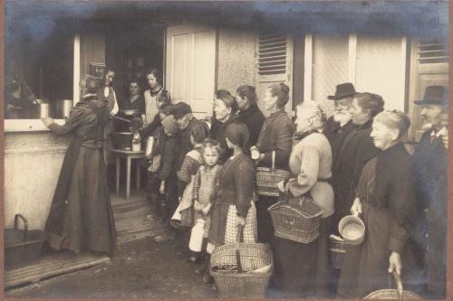 historisches Foto einer Armenspeisung