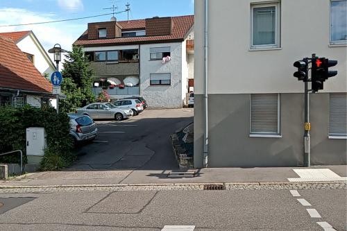 Blick in die Hessengasse aus der Esslinger Straße auf Höhe der Ampel