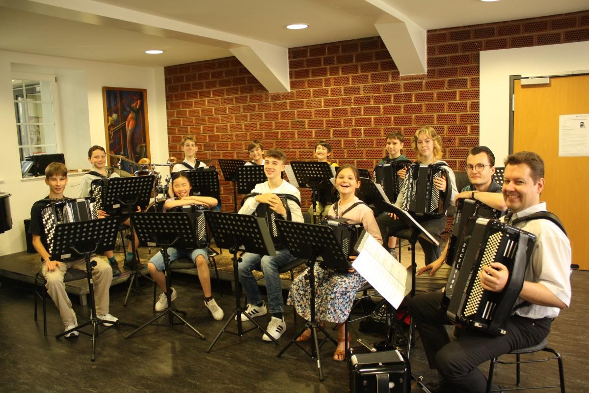 Das Ensemble Accordionados im Bandraum der Musikschule