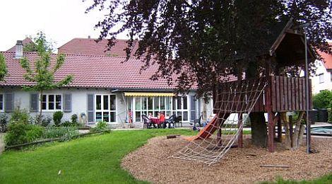 Gartenansicht mit Gebäude des evangelischen Kindergarten Hohenkreuz