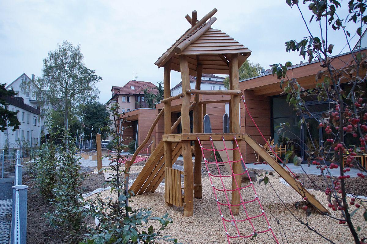 Gartenansicht mit Gebäude der evangelischen Kita Johanneskirche