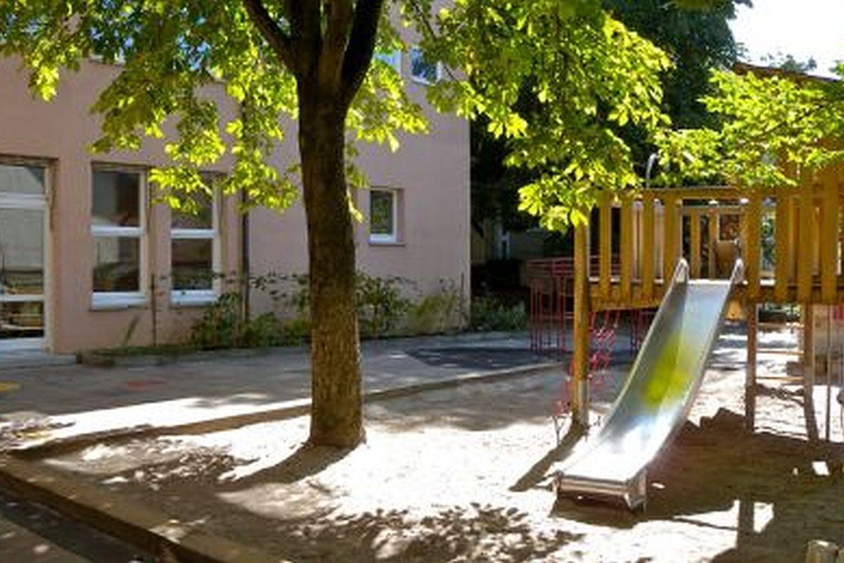 Gartenansicht mit Gebäude des evangelischen Kindergarten Rosenstraße