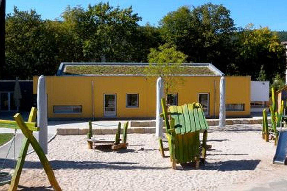 Garten mit Gebäude des evangelischen Kindergarten Weil