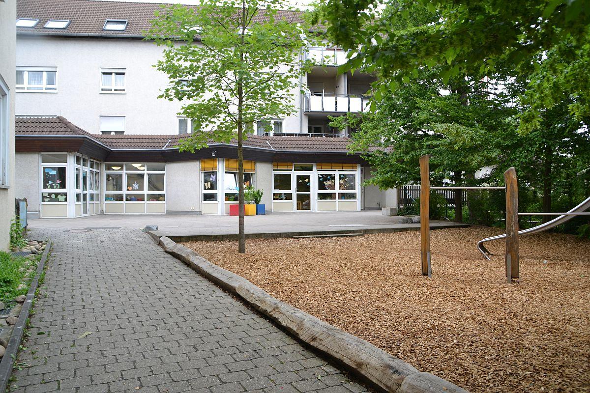 Garten mit Gebäude des evangelischen Kindergarten Schelztor