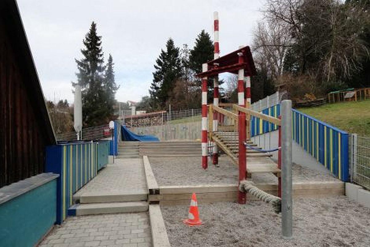 Spielgeräte im Garten des evangelischen Kindergarten Wiflingshausen