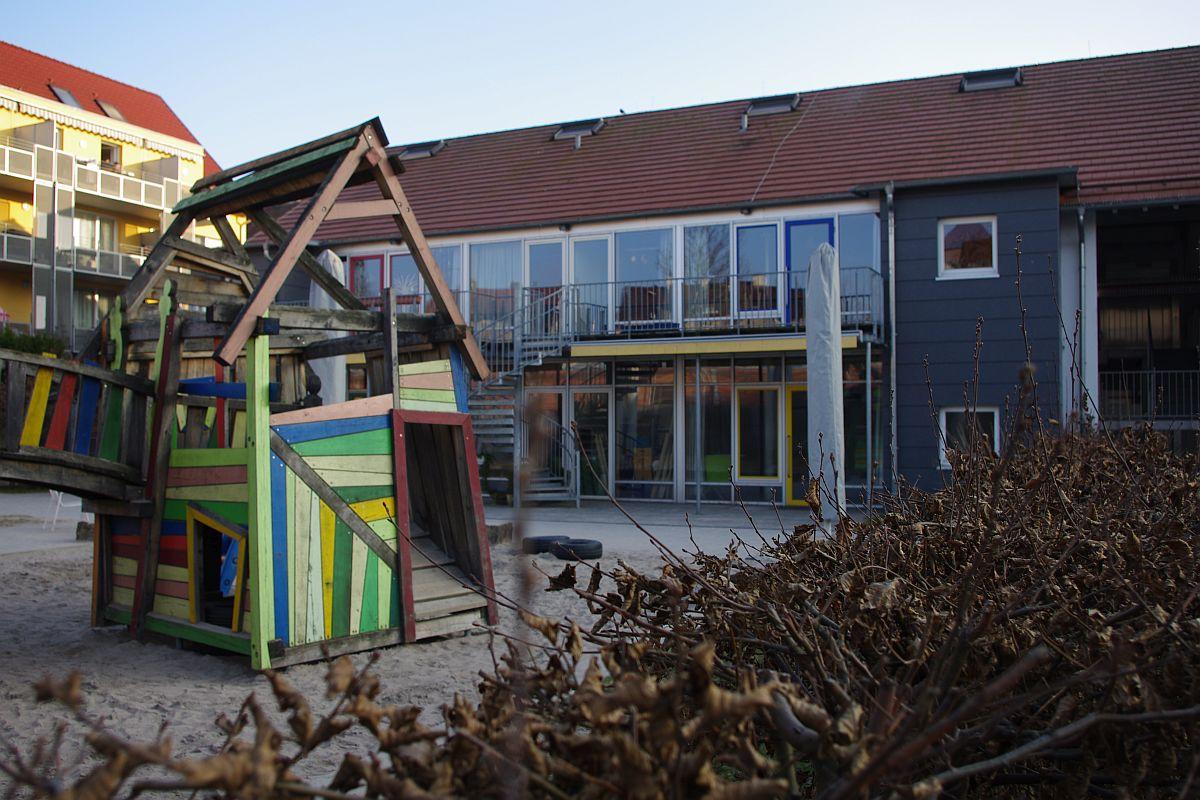 Garten mit Gebäude der städtischen Kindertageseinrichtung Weilstraße