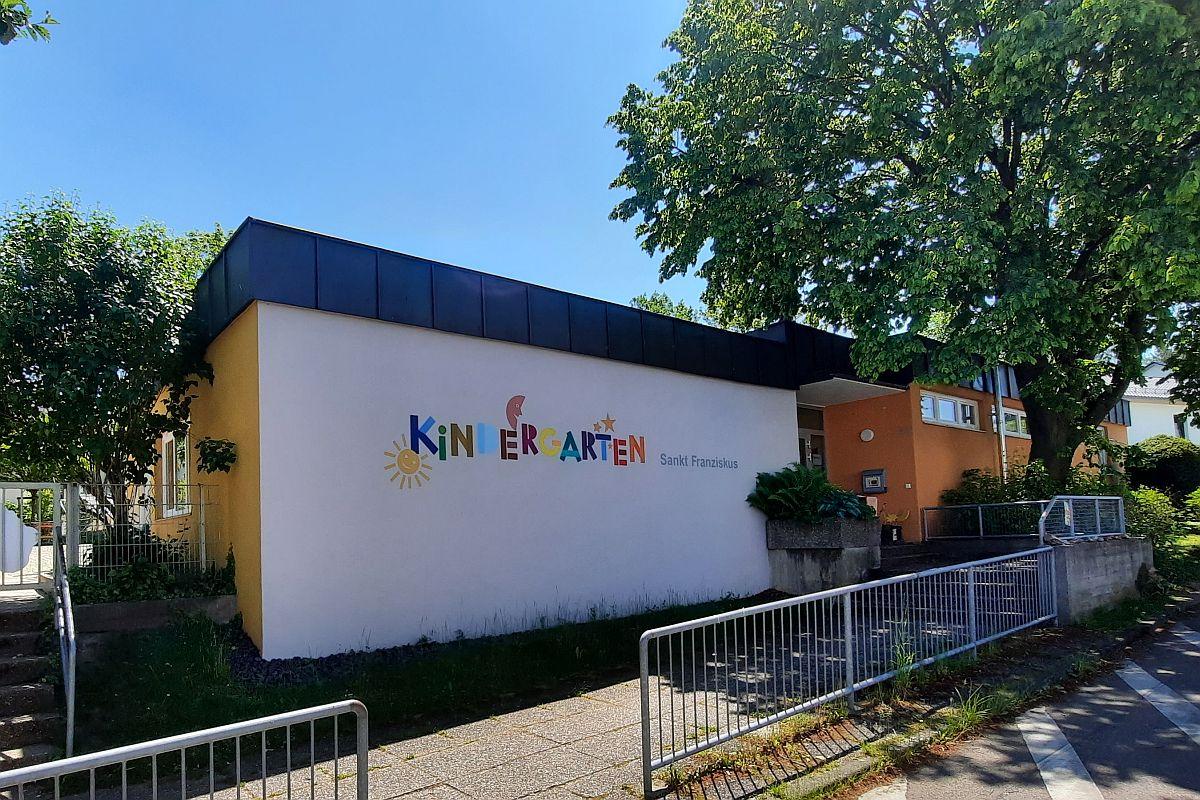 Das Gebäude des katholischen Kindergartens St. Franziskus von außen