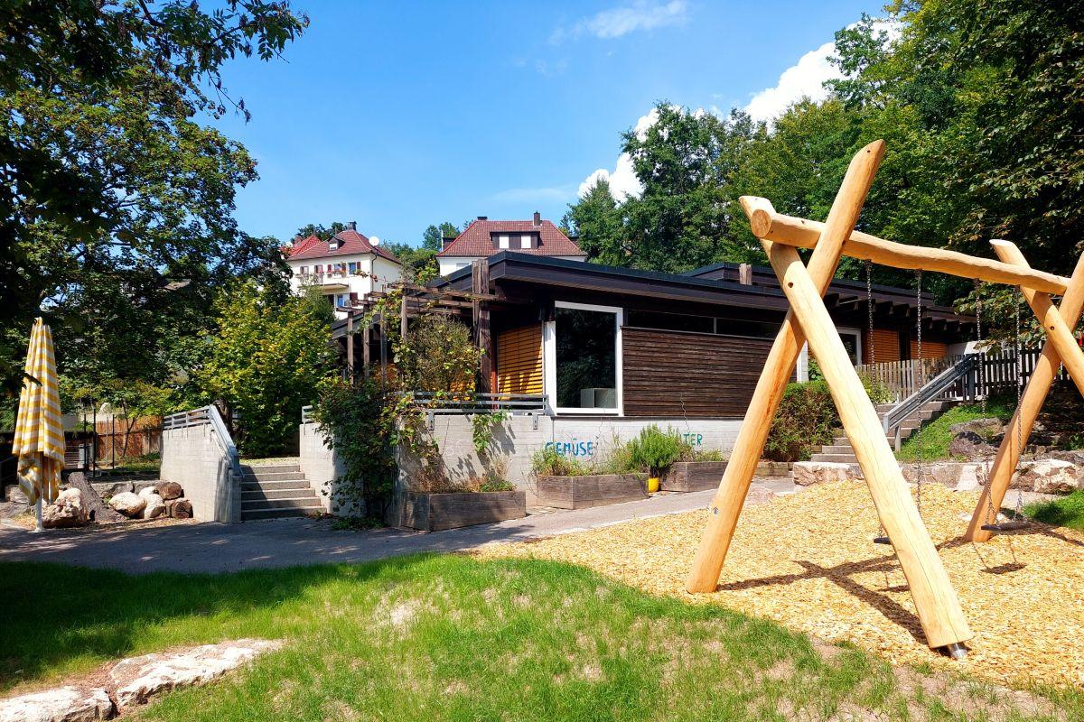 Garten und Gebäude des katholischen Kindergarten St. Agnes