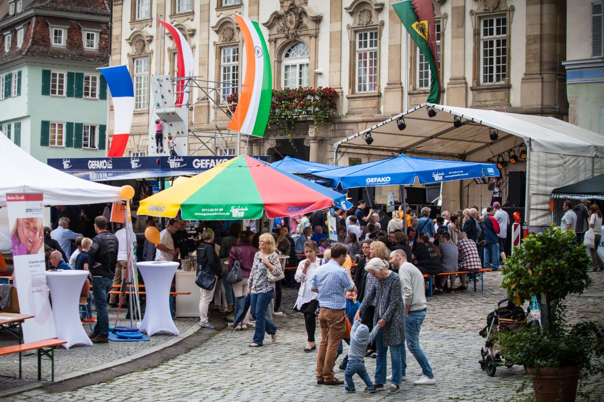 Schwörfestbesucher auf dem Rathausplatz