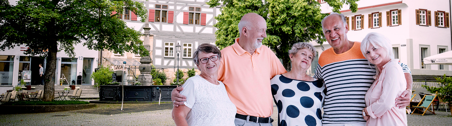 Gruppe älterer Menschen auf dem Hafenmarkt