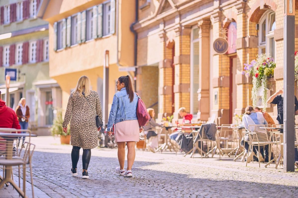 Zwei Frauen bummeln in der Altstadt.