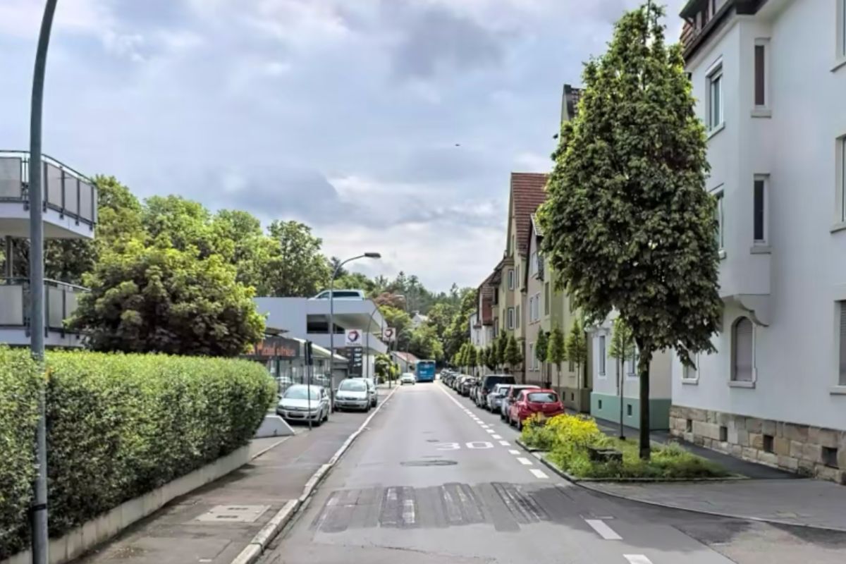 Blick auf die Urbanstraße auf Höhe der Kreuzung Olgastraße in Richtung Tankstelle