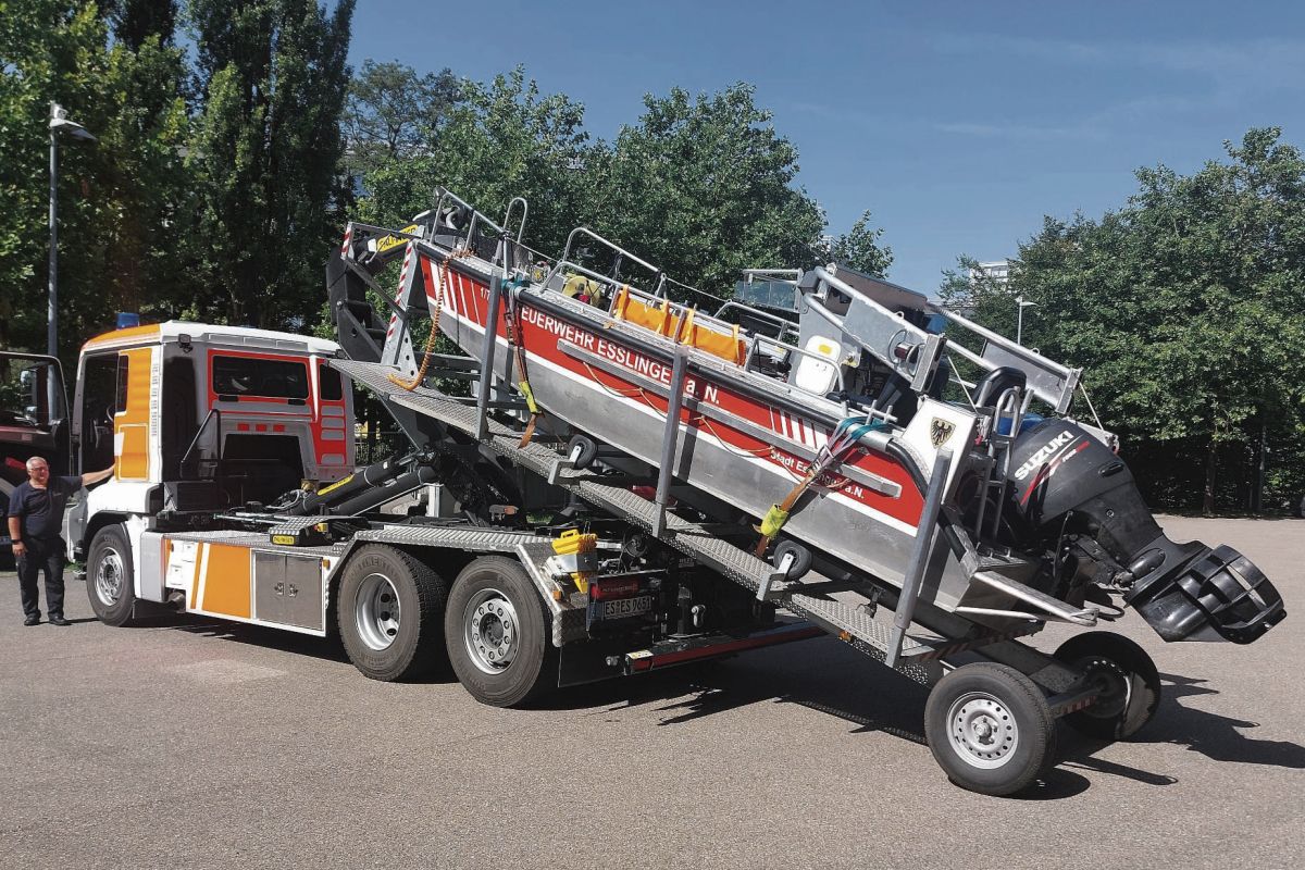 Wechsellader mit Abrollbehälter Rettungsboot