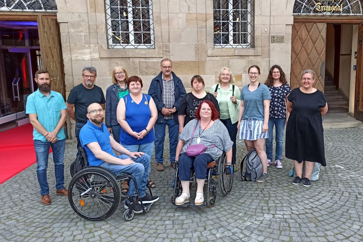 Foto von den Mitgliedern des Inklusionsbeirats vor dem Alten Rathaus