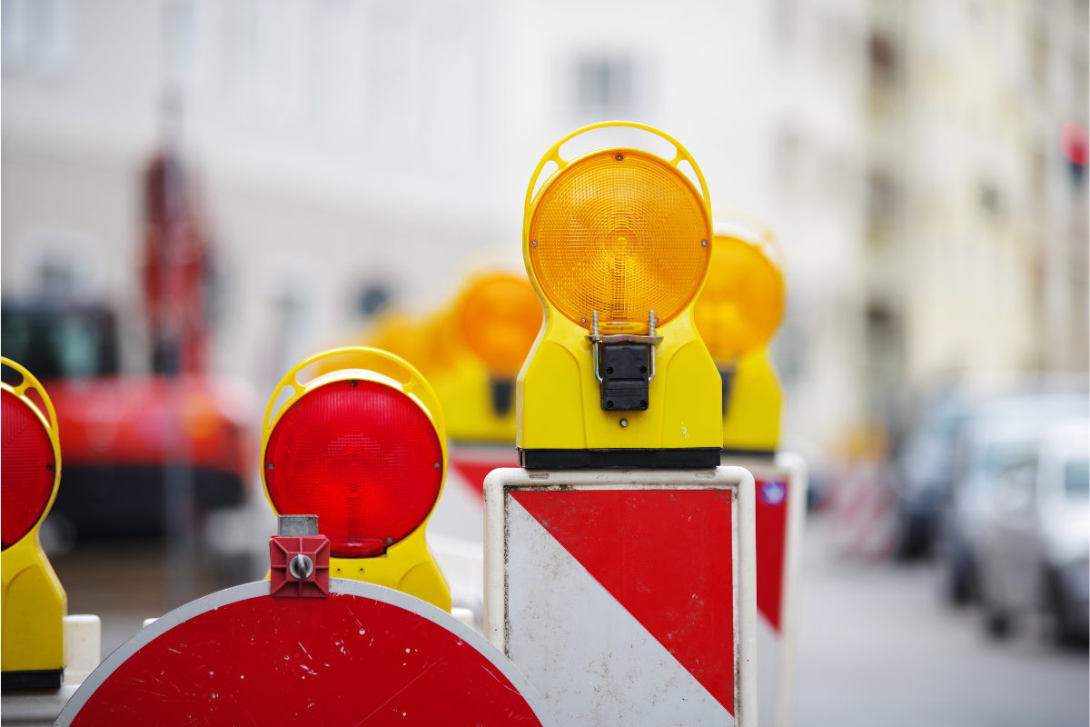 Absperrung einer Baustelle auf der Straße