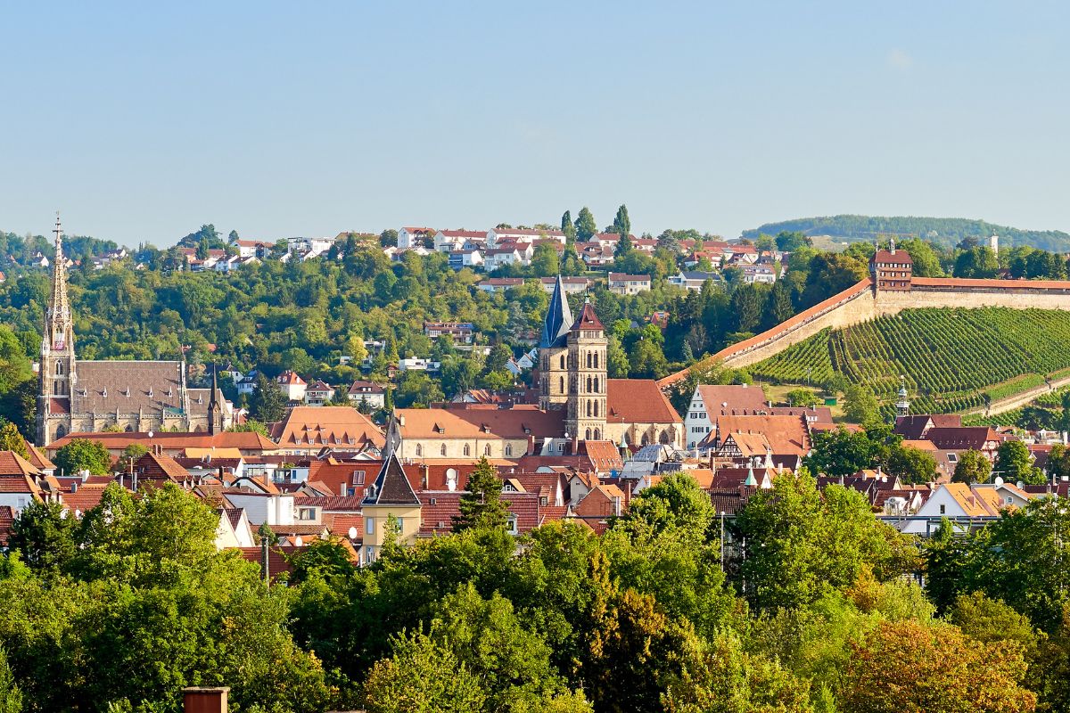 Blick auf das Esslinger Münster St. Paul, die Esslinger Stadtkirche und die Burg an einem sonnigen Tag