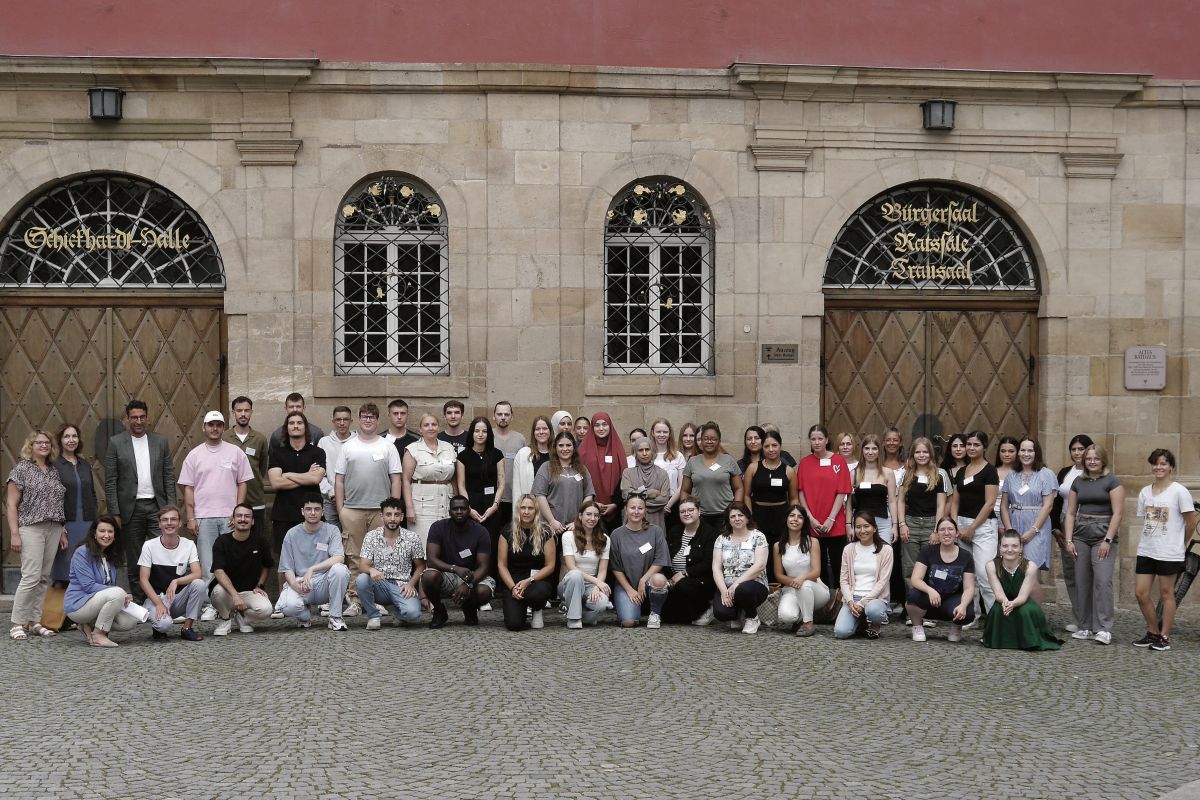 Gruppenbild: Alle Auszubildenden mit OB Matthias Klopfer vor dem Alten Rathaus