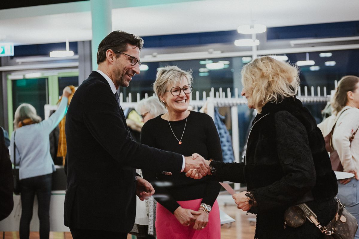 Foyer OB Klopfer begrüßt im Foyer des Neckarforums die Gäste