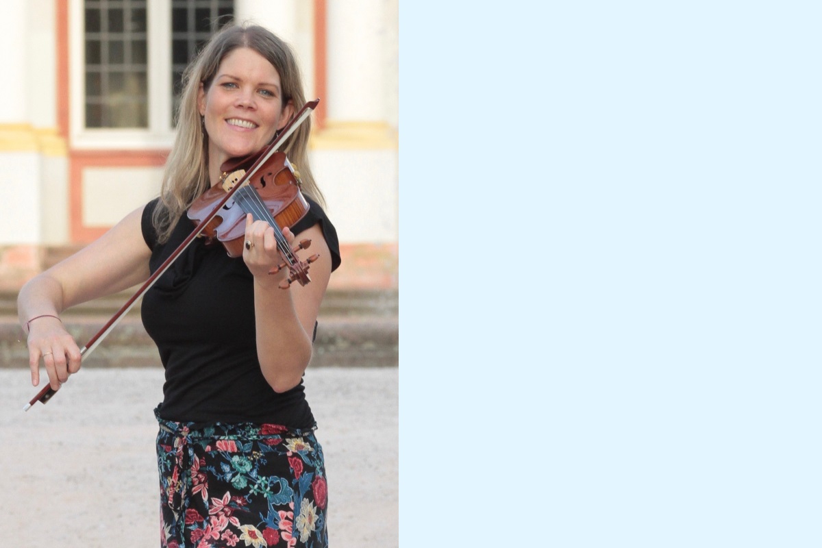 Portraitfoto C. Brandstäter mit Violine