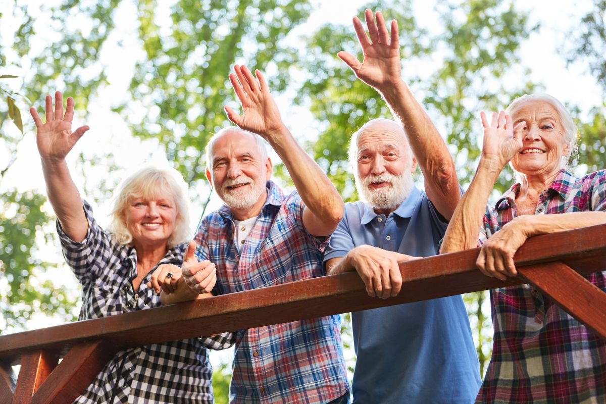 Senior:innen winken von Brücke