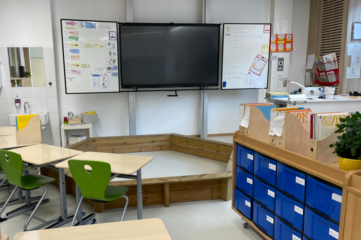 Klassenzimmer mit digitaler Tafel