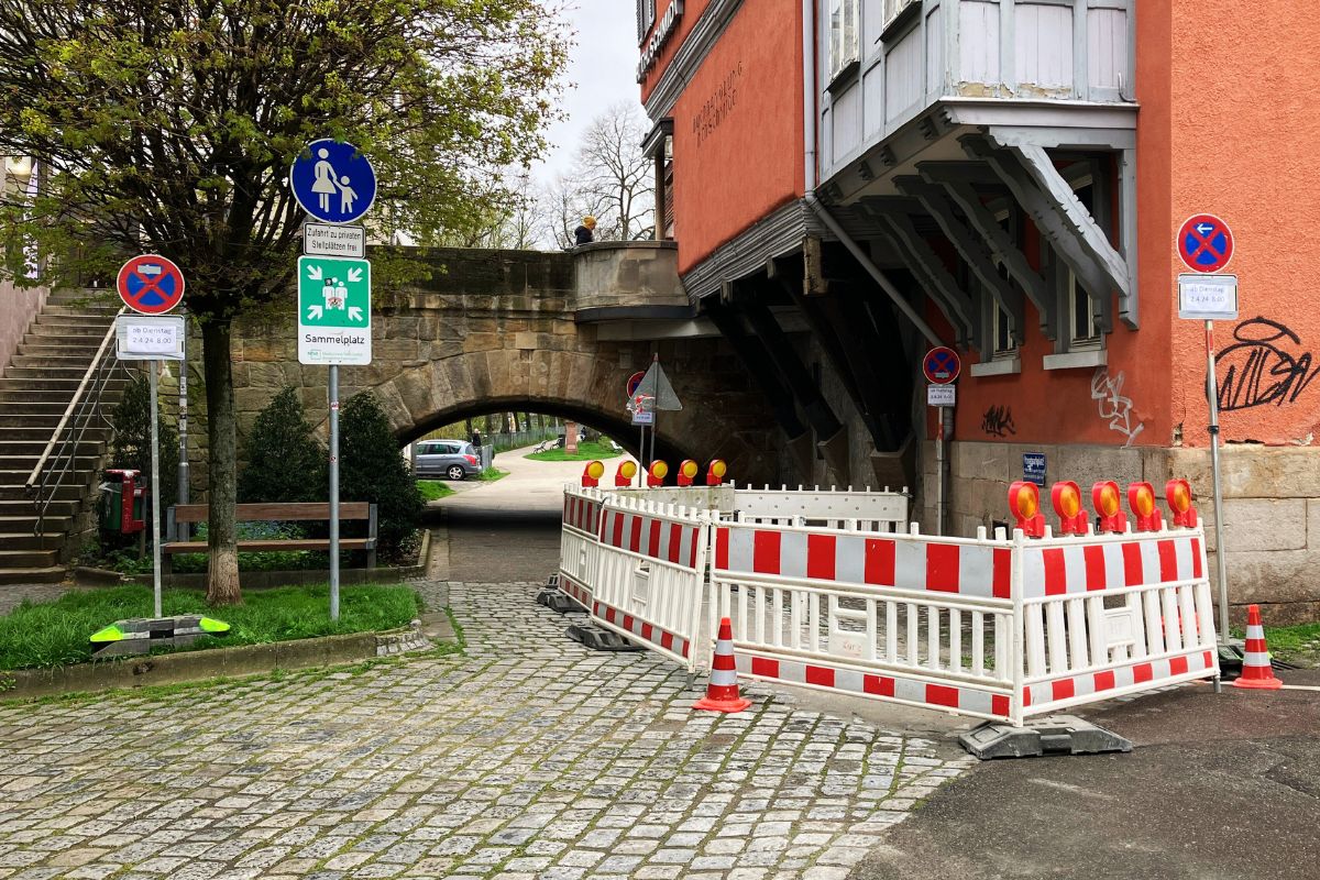 Zwischen Kesselwasen und Maille ist ein Bereich des Kopfsteinpflasters mit Baustellenmarkierungen abgegrenzt