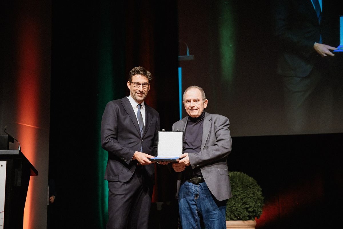 Verleihung der Ehrenplakette an den langjährigen Stadtrat Alexander Koch.