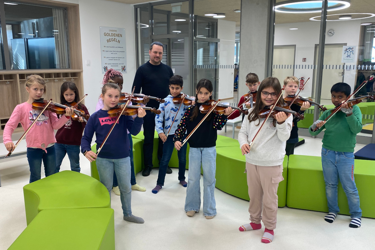 Christian Pfeiffer mit der Streicherklasse in der Grundschule Zell