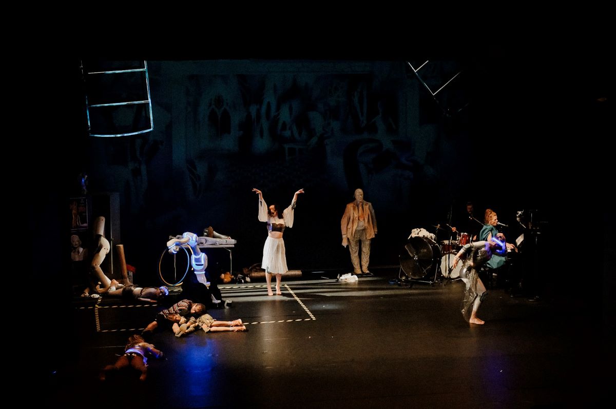 Der Sinn des Lebens Tanzperformance mit verschiedenen Personen und einem Roboter auf einer Theaterbühne