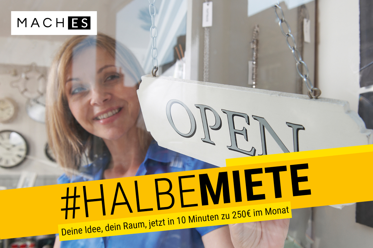 Eine Frau eröffnet einen Laden mit einem Schild Open. Darunter der Slogan #Halbe Miete