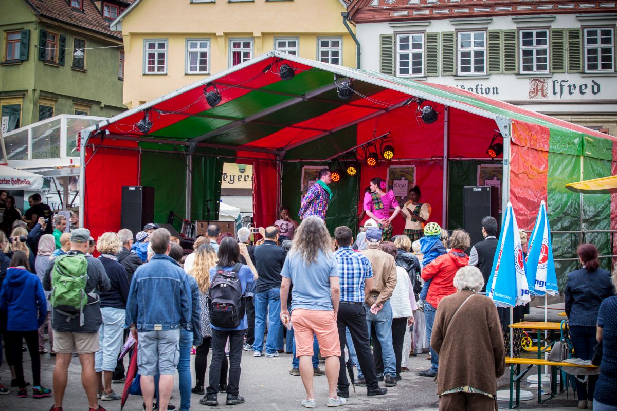 Zuschauer:innen bewundern die Darbietungen auf der Marktplatzbühne