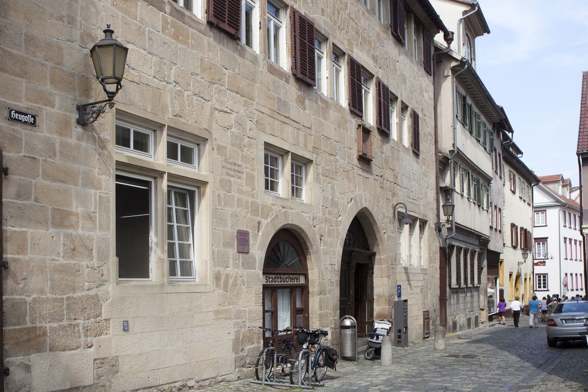 Fassade und Eingang der Stadtbücherei